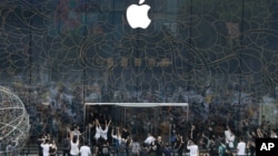 资料照片:北京三里屯一家新的苹果旗舰店开门。(2020年7月17日)