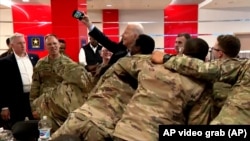 美国总统拜登与驻波兰美军自拍合影。(2022年3月25日)