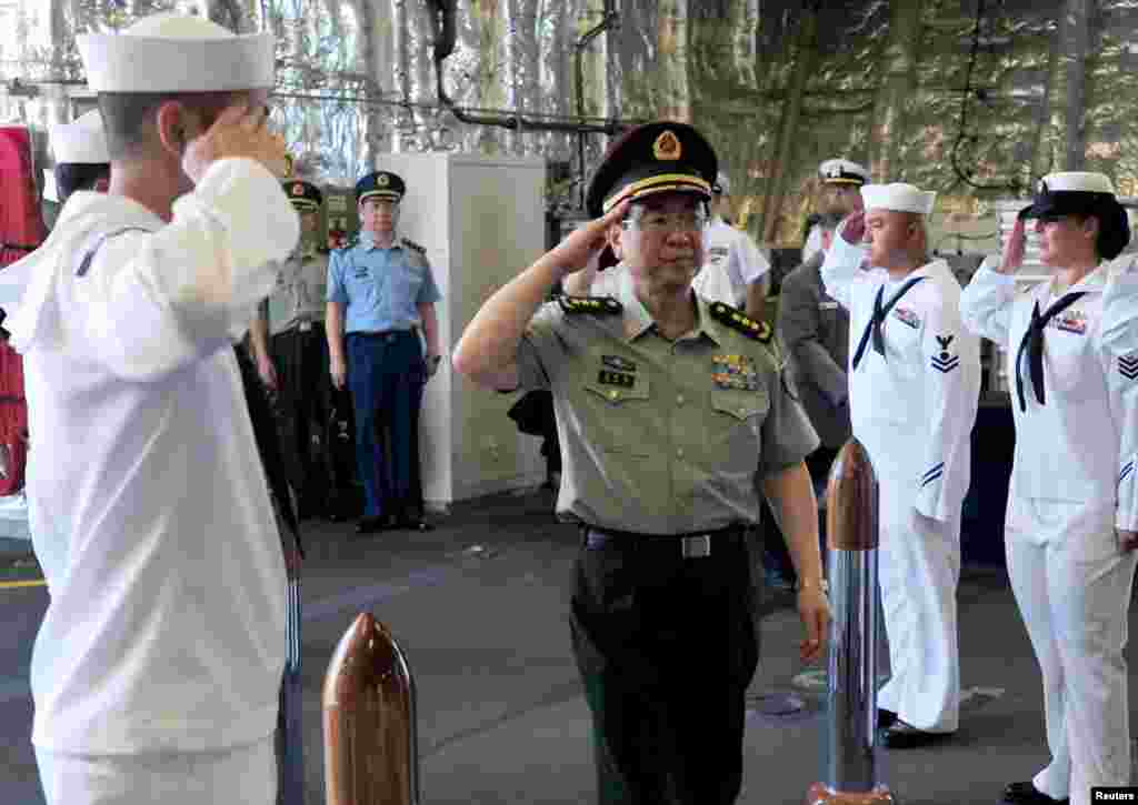 2014年5月13日,在美国加州的圣迭戈,中国人民解放军总参谋长房峰辉将军登上美国科罗纳多号战斗舰参观。