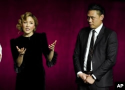 《疯狂的亚洲富豪》演员吴恬敏(左)和导演朱浩伟谈论这个影片。