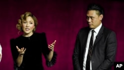 《疯狂的亚洲富豪》演员吴恬敏(左)