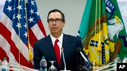 美国财长姆努钦2018年4月21日见记者（美联社）