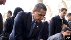 奥巴马总统脱鞋参观土耳其清真寺