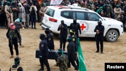 2025年2月20日,哈马斯交还被绑架扣押在加沙的四名以色列人质的尸体,其中包括两名最年幼的以色列婴儿克菲尔·比巴斯(Kfir Bibas)和他四岁的哥哥阿里尔(Ariel)和他们的母亲。