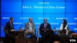 资料照片:众议院中共问题特设委员会主席穆勒纳尔(左二)和该委员会首席民主党议员克里希纳莫蒂(右二)出席华盛顿智库布鲁金斯学会活动,讨论以国会如何应对美中关系。(2025年2月25日,美国之音记者李逸华拍摄)