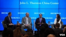 众议院中共问题特设委员会主席约翰·穆勒纳尔(左二)和委员会首席民主党议员拉贾·克里希纳莫蒂(右二)出席华盛顿智库布鲁金斯学会活动,讨论国会如何应对美中关系。(2025年2月25日,美国之音记者李逸华拍摄)