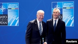 北约秘书长斯托尔滕贝格在比利时布鲁塞尔北约总部举行的北约峰会上欢迎美国总统拜登。(2021年6月14日)