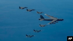 资料图: 美国一架战略轰炸机与韩国和日本战机在朝鲜半岛附近演习。(美联社转发)