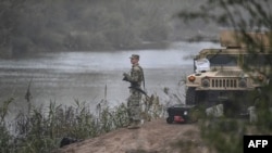 资料照片:2023年12月23日,一名美国国民警卫队士兵在德克萨斯州伊格尔帕斯守卫与墨西哥的边境。(法新社)