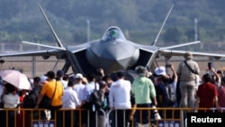 中国广东珠海第15届航空展的观展者在参观中国空军歼-20战机。(2024年11月12日)