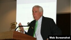 市民在学民思潮绝食帐篷前排队留言(美国之音海彦拍摄)