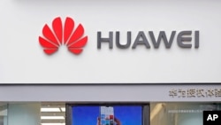 资料照片:中国广东省深圳市一家商店显示的华为标识。(2019年3月7日)