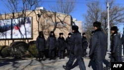 中国多名警察在加拿大驻北京大使馆前面巡逻。(2018年12月13日)