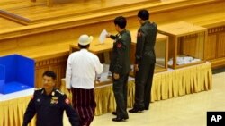 လွှတ်တော်မှာ ဖွဲ့စည်းပုံပြင်ဆင်ရေးဆိုင်ရာမူကြမ်း မဲခွဲ ဆုံးဖြတ် ( ဇွန် ၂၅၊ ၂၀၁၅)