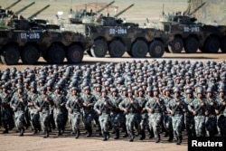 中国解放军军人在内蒙古朱日和训练基地准备参加阅兵,庆祝建军90周年。(2017年7月30日)