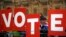 反脱欧示威者在英国伦敦议会大厦外举着标语。（2018年12月10日）
