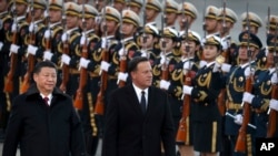 巴拿马总统胡安·卡洛斯·瓦雷拉2017年11月7日访问北京时与中国国家主席习近平一起检阅仪仗队