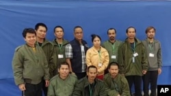 在泰国外交部提供的这张照片中,2023年11月24日星期五,10名被释放的泰国人质和一名军官(左四)在合影。(美联社)