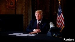 2018年11月22日,特朗普总统在佛罗里达州的海湖庄园过感恩节假期,向在亚太地区服役的美国官兵发表视频讲话后倾听记者的问题。