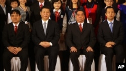 2011年12月22日,中国共青团领导人陆昊(右)和中国时任副主席习近平同越南共产党、共青团高官合影。