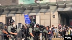 2019年10月27日,一名女士在抗议现场与港警交谈。(美国之音李逸华拍摄)