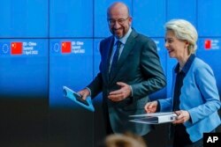 中欧峰会2022年4月1日在布鲁塞尔举行。欧洲理事会主席夏尔·米歇尔（Charles Michel）（左）和欧盟委员会主席乌尔苏拉·冯德莱恩（Ursula von der Leyen）记者会后离开会场。