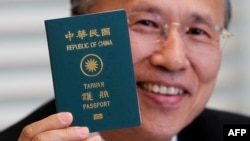 资料照:台湾外交官吕庆龙亮出他的台湾护照。(2011年5月16日)