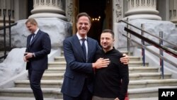 Presiden Ukraina Volodymyr Zelensky (kanan) dan Sekretaris Jenderal NATO Mark Rutte (tengah) menjelang pembicaraan mereka di Kyiv, di tengah invasi Rusia ke Ukraina, 3 Oktober 2024. (Handout / LAYANAN PERS PRESIDEN UKRAINA / AFP)