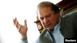 Ông Nawaz Sharif, lãnh đạo Đảng Liên minh-Nawaz Hồi giáo Pakistan (PML-N) nói chuyện với các phóng viên nước ngoài tại tư gia ở Lahore, ngày 13/5/2013.