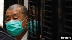 香港政府加速对“反送中”参与者秋后算帐的同时，香港人逃向世界各地寻求庇护。图为香港著名媒体人、73岁的黎智英2021年2月9日乘囚车抵达香港终审法院（路透社资料照）