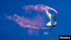 在中国珠海国际航空展上做飞行表演的中国人民解放军空军J-10战机。(2018年11月6日)