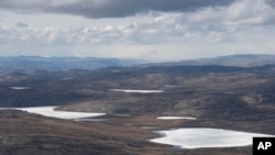 资料照片:美国国务卿布林肯在格陵兰上空俯瞰北极地区。(2021年5月20日)