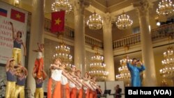 2014年夏季在莫斯科等俄罗斯城市举办越南文化节活动期间,演员们在表演。(美国之音白桦)