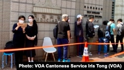 香港47名民主派人士被控串谋颠覆国家政权案,3月2日第二日提堂,仍然超过100名市民在法庭外排队声援各被告 (美国之音/汤惠芸)