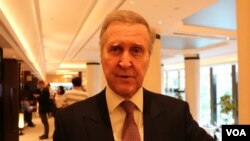 前美国国防部长科恩在接受美国之音专访