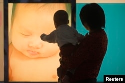 在广州妇产医院,一位女性抱着孩子