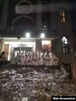 下岭教会信徒2015年圣诞节在教堂台阶废墟上进行圣诞夜赞美(网络图片)