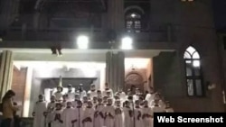 下岭教会信徒2015年圣诞节在教堂台阶废墟上进行圣诞夜赞美(网络图片)