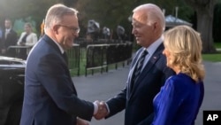 澳大利亚总理安东尼·阿尔巴尼斯(Anthony Albanese)周二(10月24日)抵达白宫,受到美国总统乔·拜登(Joe Biden)及第一夫人吉尔·拜登(Jill Biden)迎接。(美联社)