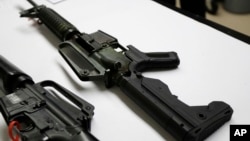 这支半自动步枪装有所谓的撞火枪托,以使其更快地射击。