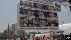 埃及抗议者周日打出大幅横幅,上面写着“军事委员会保护前政权”