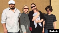 前国务卿克林顿启程前往美国中西部爱奥华州 (照片来源:希拉里·克林顿推特 @Hillary Clinton)