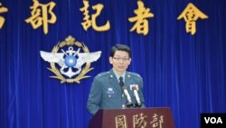 台湾国防部发言人罗绍和在记者会上 (2014年3月11日,美国之音申华拍摄)