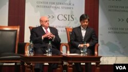 前美副国务卿阿米蒂奇(左)与韩国基金会主席李是衡(美国之音莉雅拍摄)