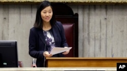 波士顿市议会议长吴弭主持议会会议。(2016年1月13日)