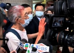 前香港铜锣湾书店店长林荣基（中）在台重启铜锣湾书店前夕遭泼红漆。(2020年4月21日)