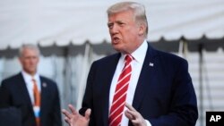 美国总统川普在白宫准备启程前往北卡罗来纳州前与记者谈话。(2017年10月7日)