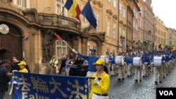 资料照:来自欧洲各地的法轮功修炼者和支持者在捷克“国家日”这天在布拉格古老的皇家之路举行大游行。(2018月9月28日)