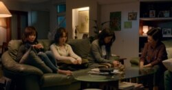 饰演秀英阿嬷的陈淑芳(右一)与饰演大女儿的谢盈萱(左一)、饰演小女儿的孙可芳(左二)、饰演二女儿的徐若瑄(右二)齐聚一堂,在《孤味》电影中大吵了一架。 (威视电影授权提供)