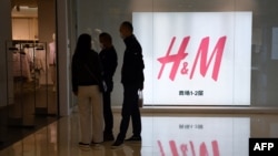 北京一家商场里的瑞典时装零售公司H&M商店。(2021年3月31日)